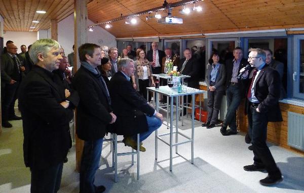 Firmenpräsentation und Gedankenaustausch bei Suter: die Mitglieder der Wirtschaftsgilde und ihr Gastgeber Arne Suter (rechts).  Foto: rbo