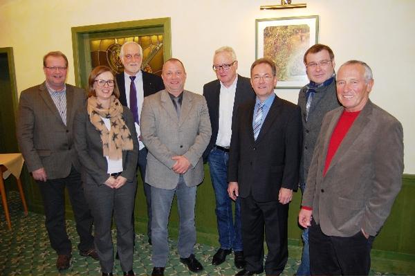 Gruppenbild der Wirtschaftsgildemitglieder mit Brgermeisterkandidat Detlev Fischer (Vierter von links): Manfred Mhler (von links), Carolin Spreckelsen, Hinrich Brandt, Rolf Borgardt, Jan Draack, Michael Klser und Bernd Michaelis.  Foto: bz